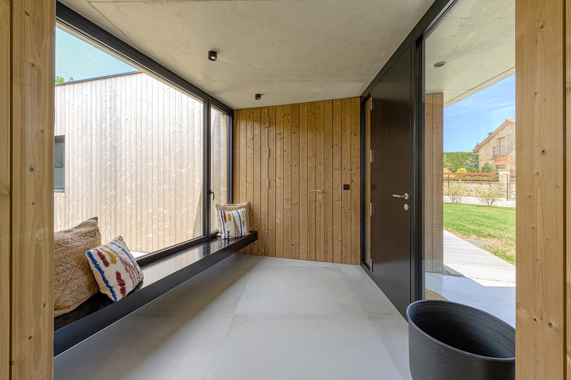 Diseño interior de vestíbulo de entrada de casa diseñada por Moah Arquitectos en Suesa. Cantabria.