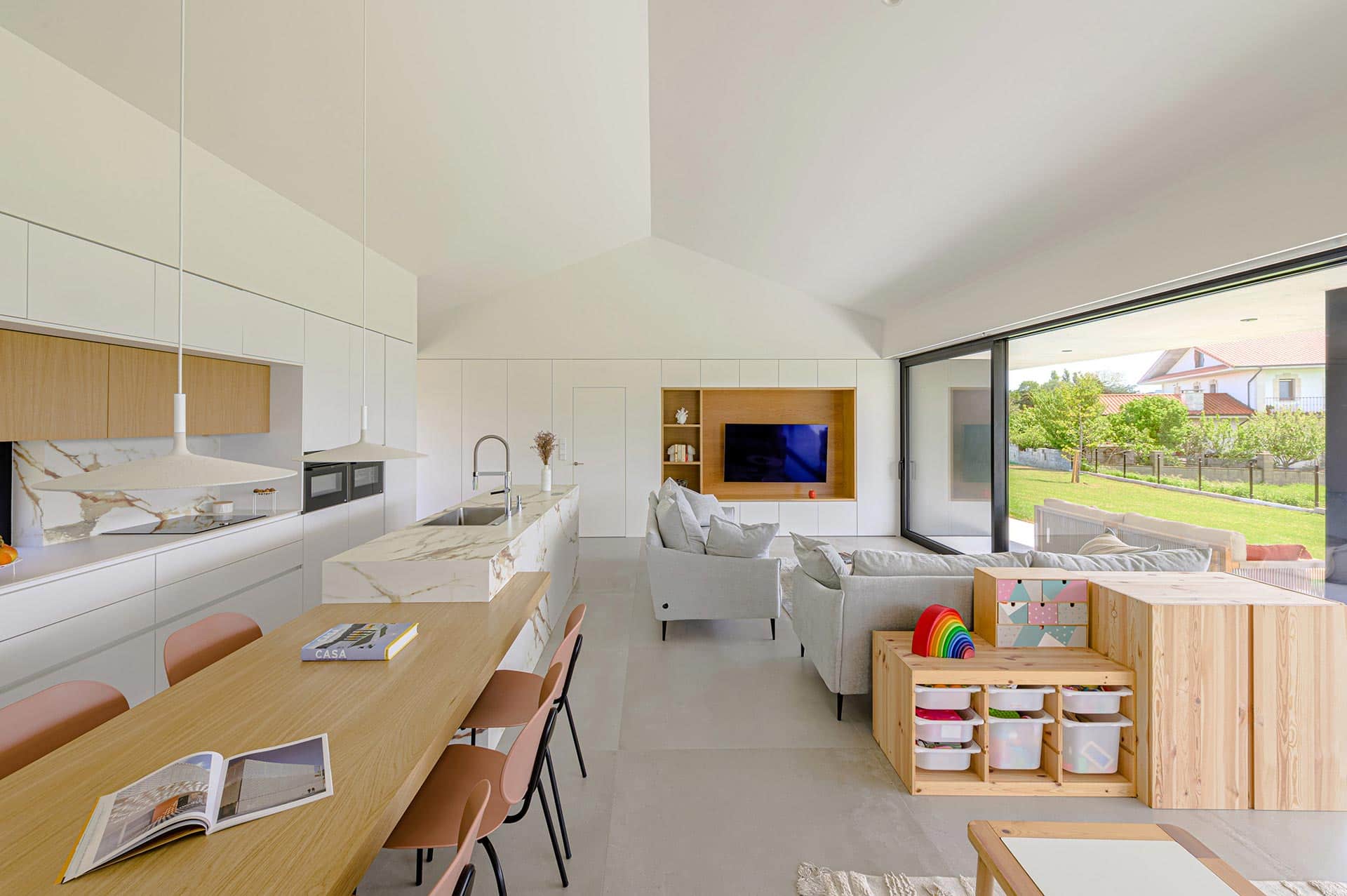 Diseño interior de salón de casa minimalista diseñada por Moah Arquitectos en Suesa. Cantabria.