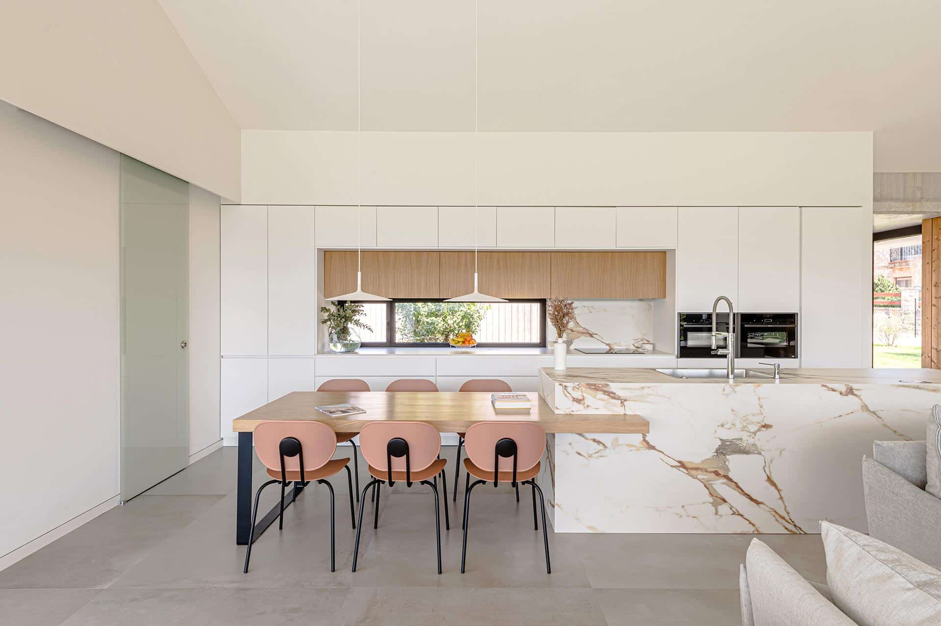 Cocina de casa minimalista diseñada por Moah Arquitectos en Suesa. Cantabria.