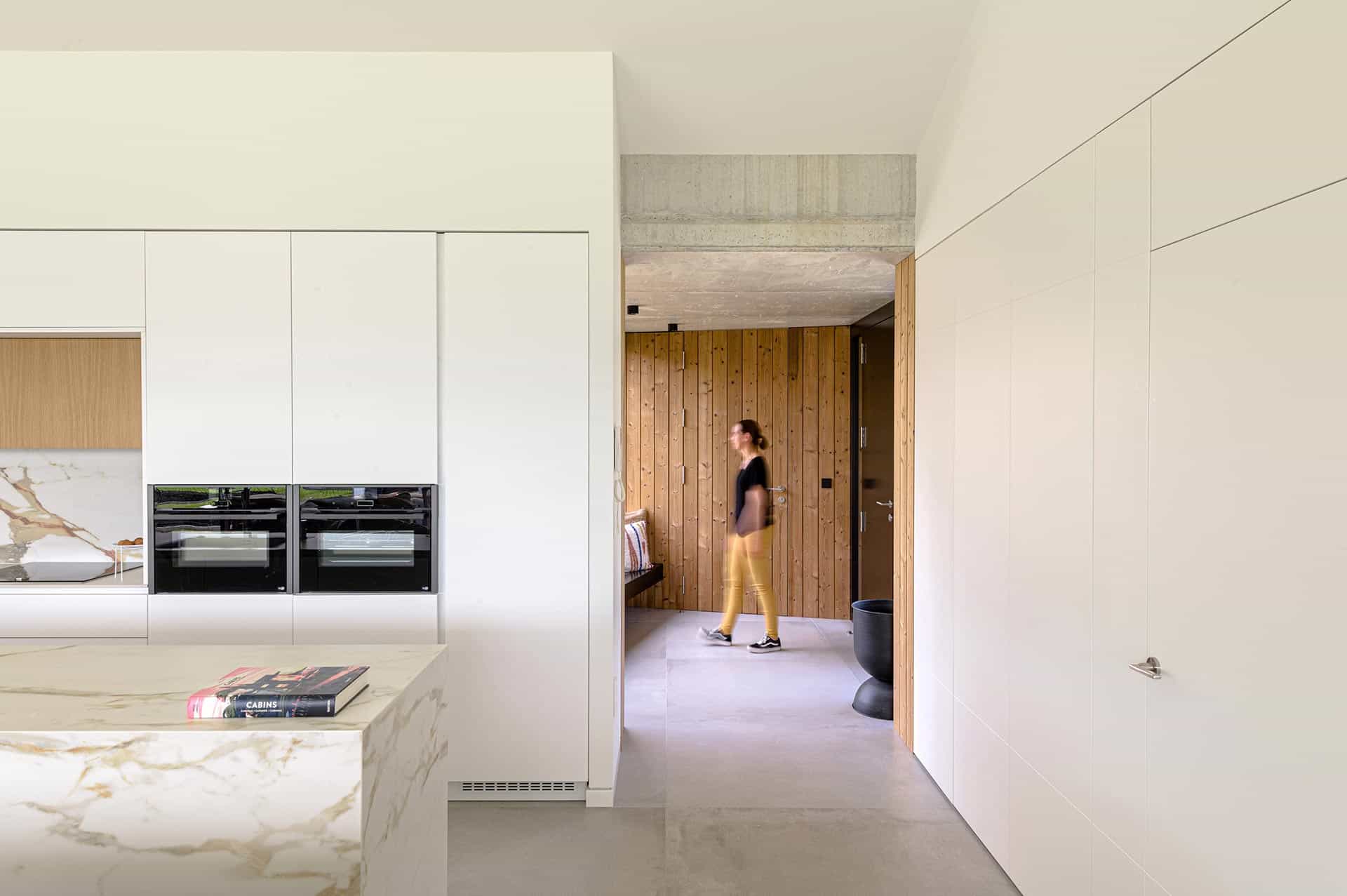 Diseño interior de cocina moderna diseñada por Moah Arquitectos en Suesa. Cantabria.