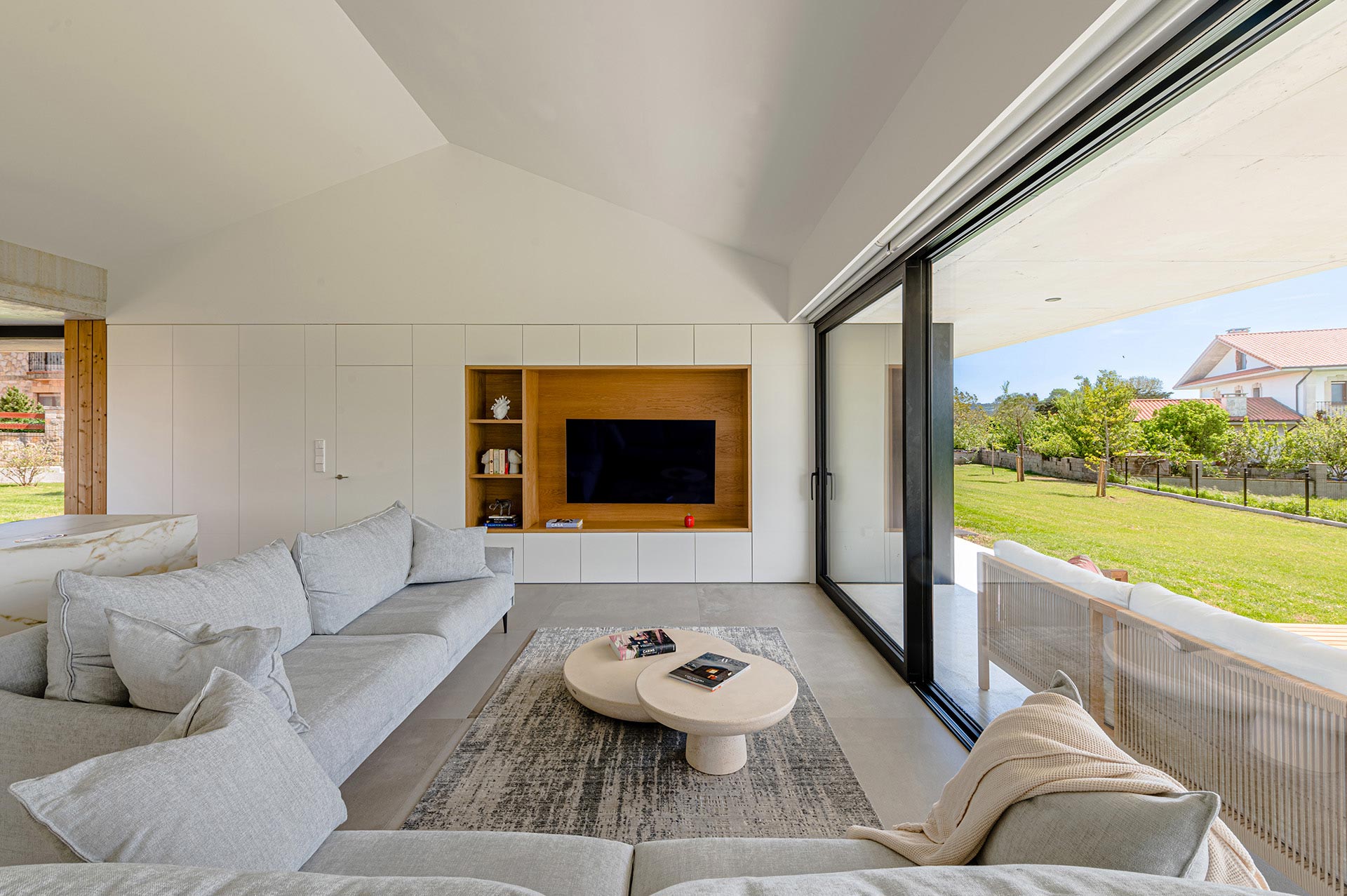 Diseño interior de salón de casa de lujo diseñada por Moah Arquitectos en Suesa. Cantabria.