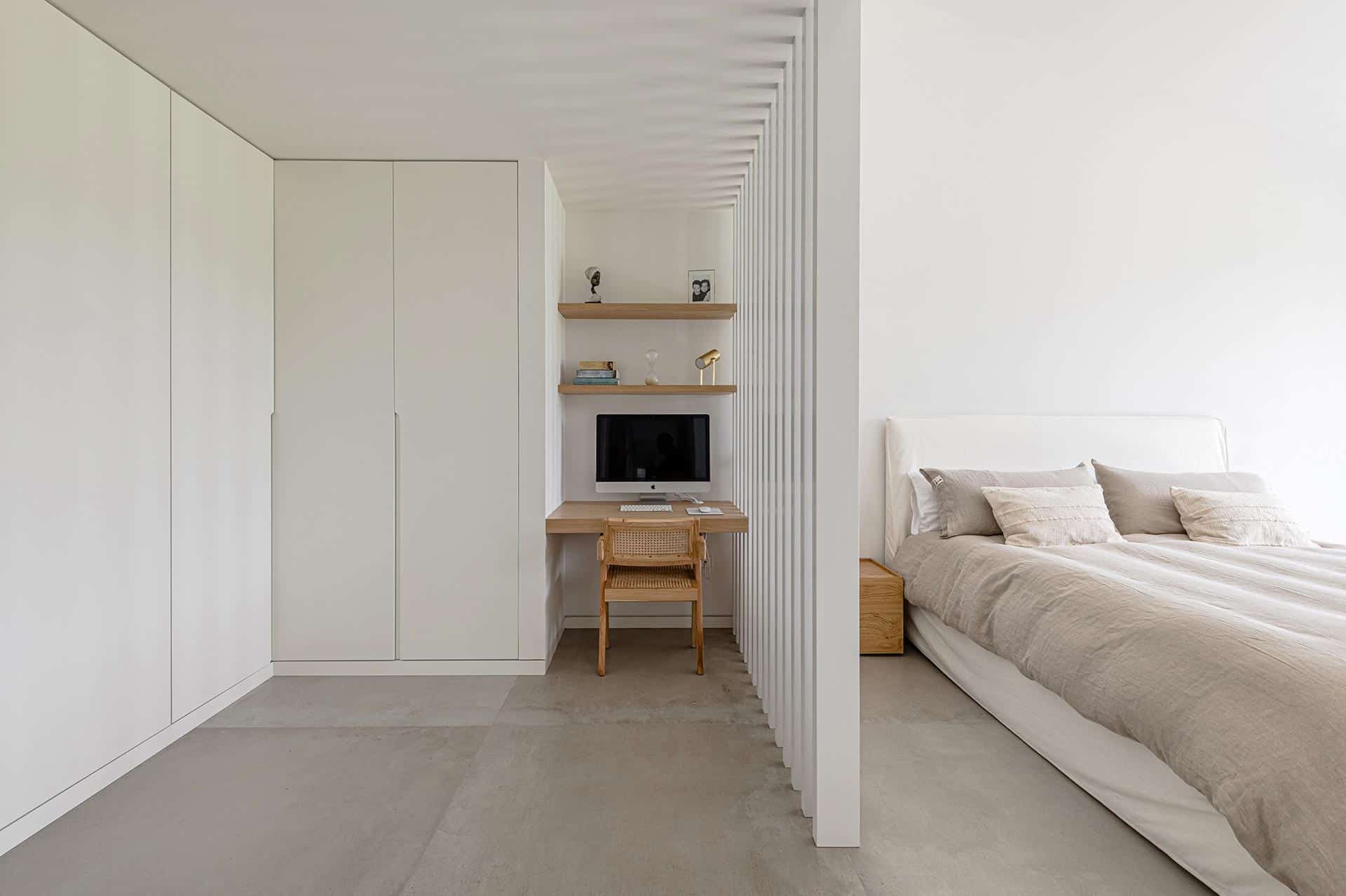 Vestidor de vivienda minimalista diseñada por Moah Arquitectos en Suesa. Cantabria.