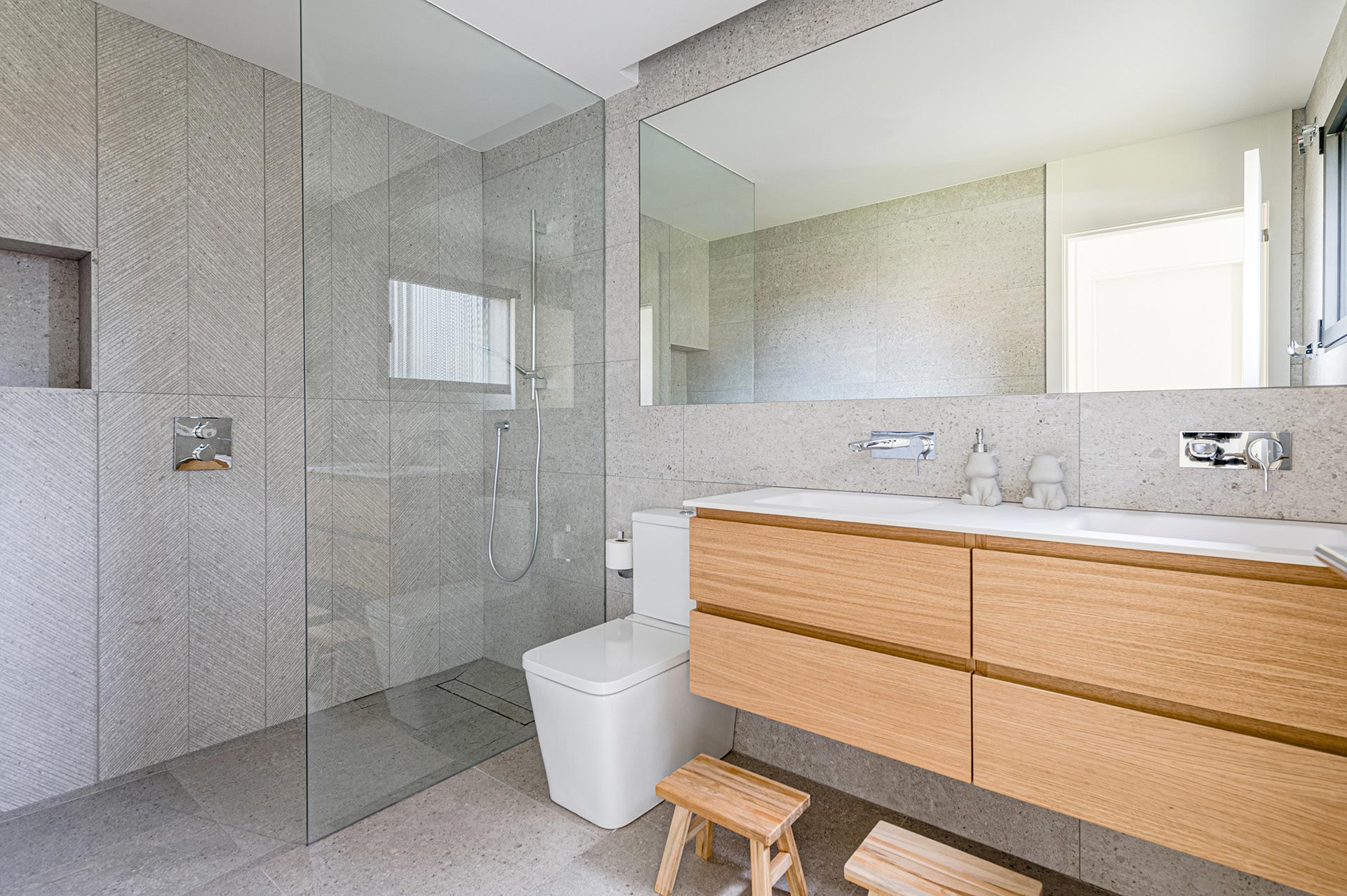 Diseño interior de baño madera y gris diseñado por Moah Arquitectos en Suesa. Cantabria.