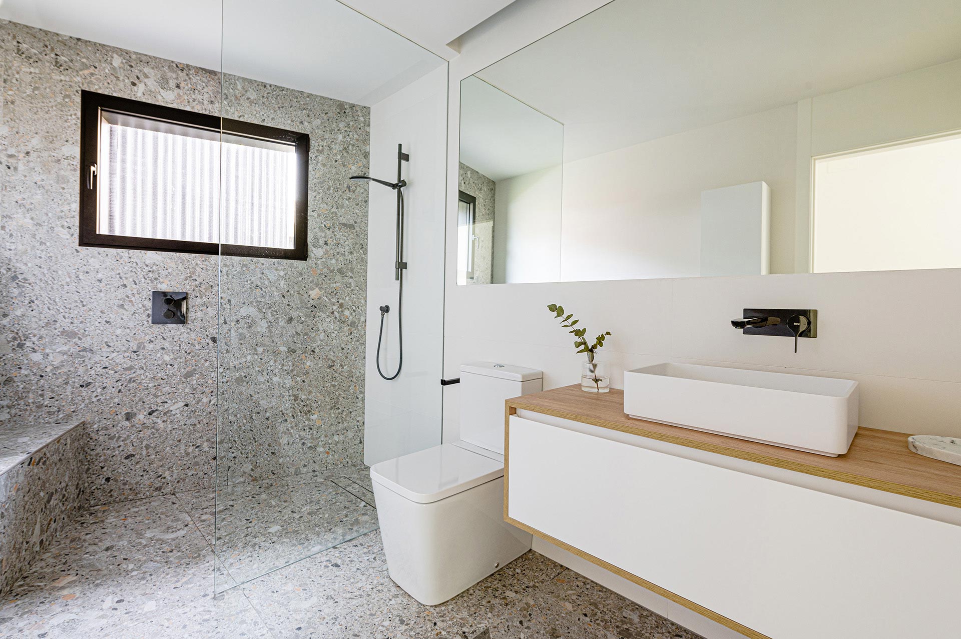 Diseño interior de baño madera gris y blanco por Moah Arquitectos en Suesa. Cantabria.