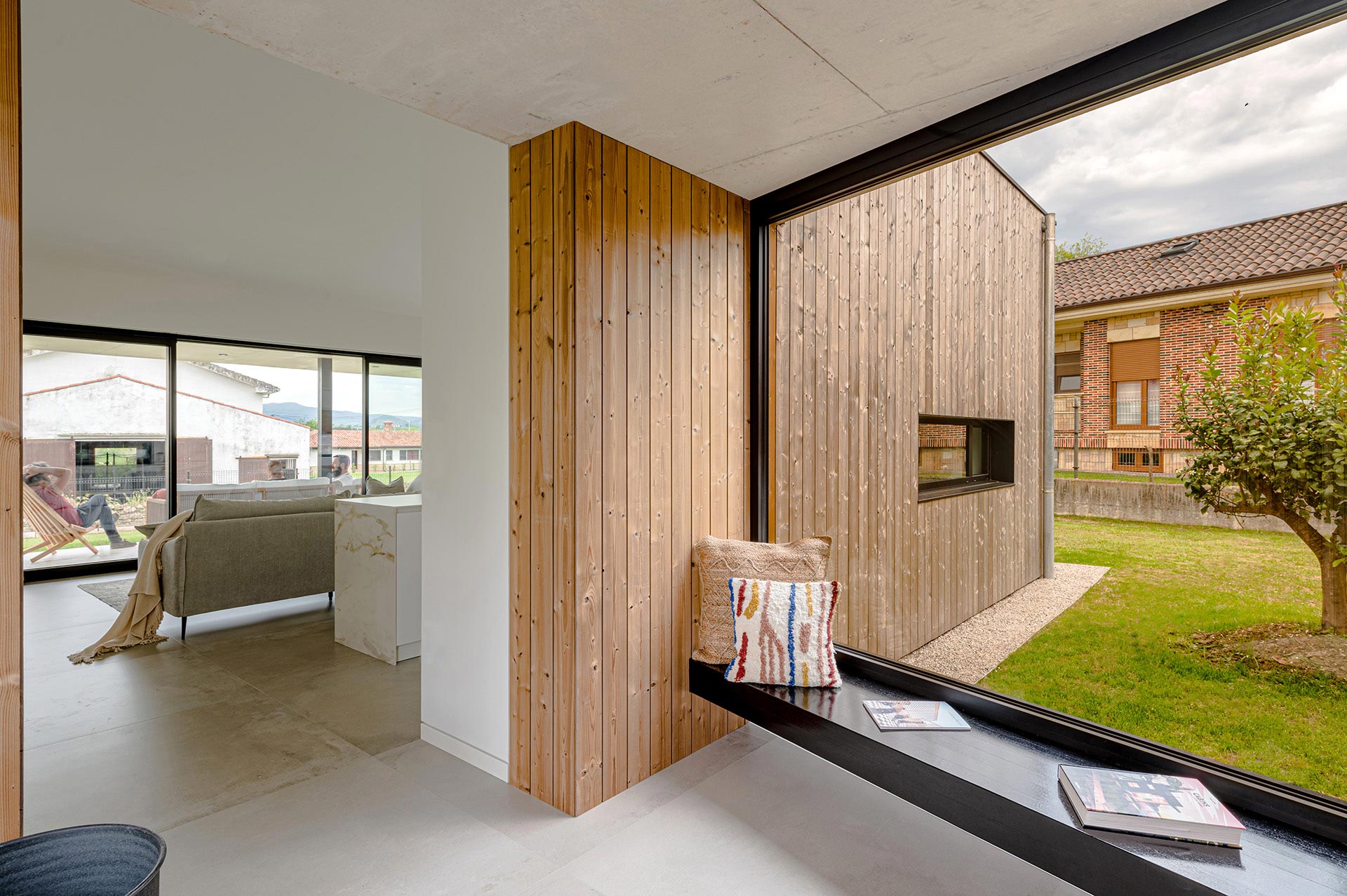 Vestíbulo de casa de madera moderna diseñada por Moah Arquitectos en Suesa. Cantabria.