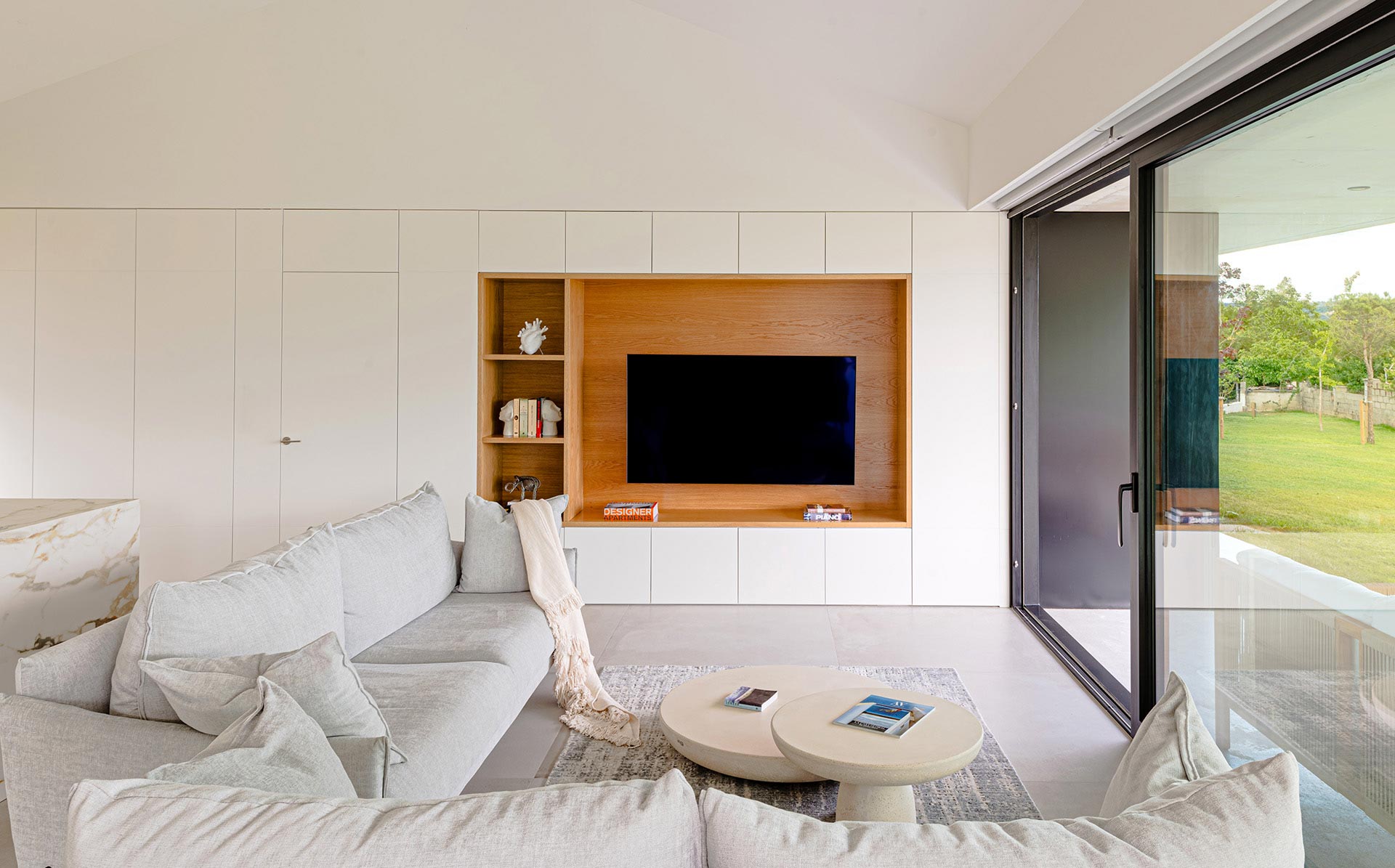 Diseño interior de salón de casa moderna diseñada por Moah Arquitectos en Suesa. Cantabria.