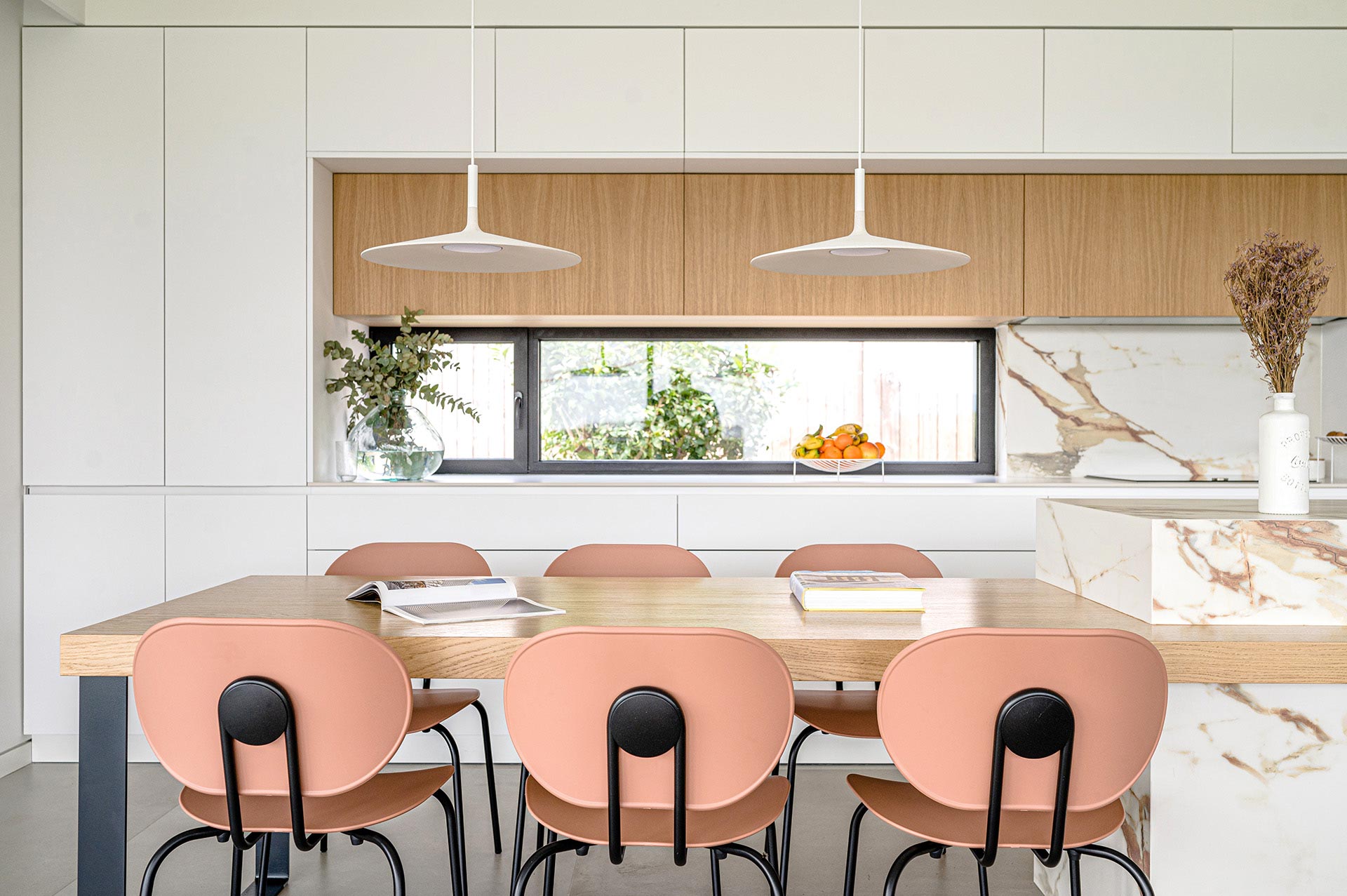 Cocina blanca y madera de casa moderna diseñada por Moah Arquitectos en Suesa. Cantabria.
