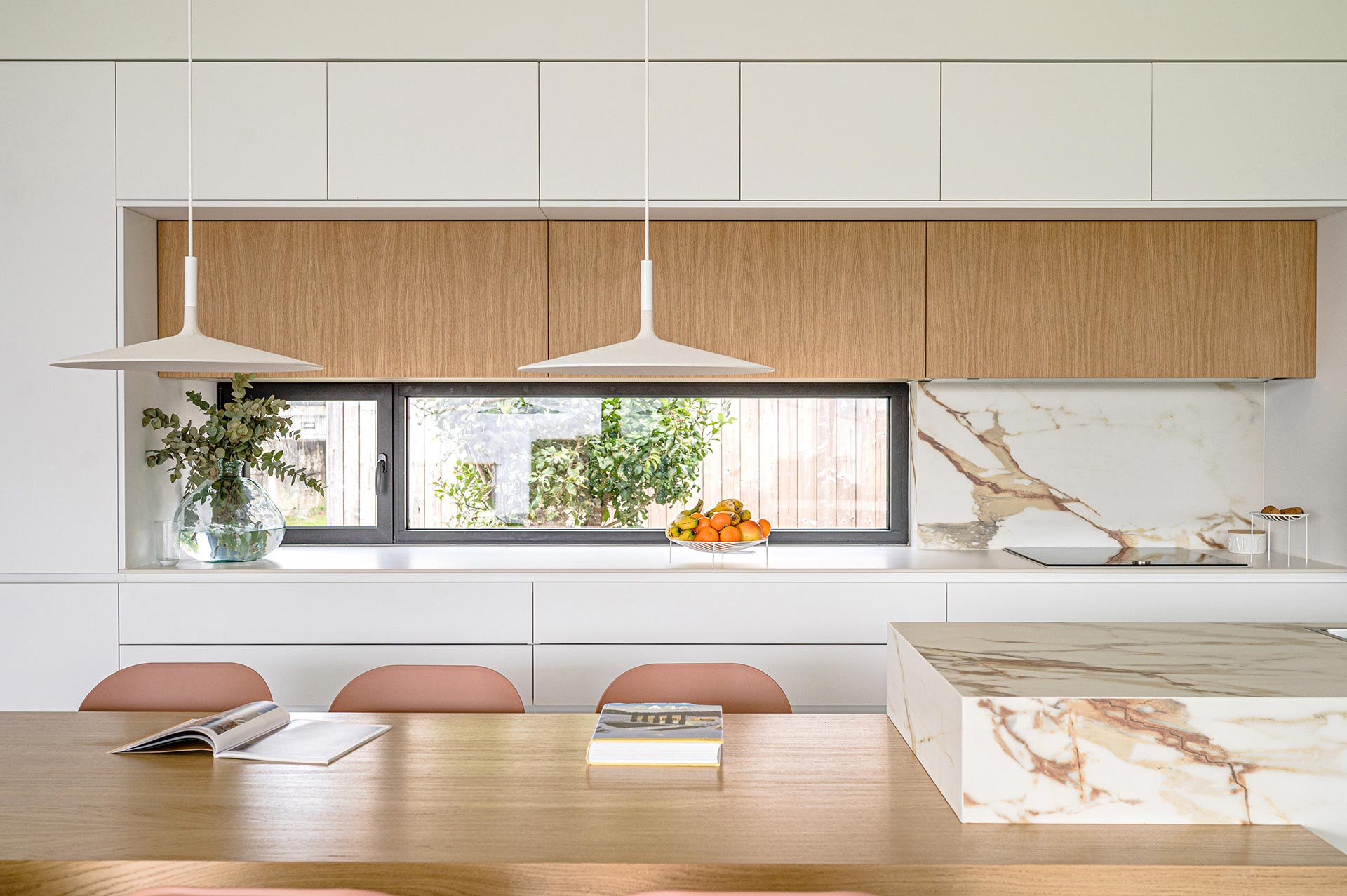 Cocina blanca y madera de casa moderna diseñada por Moah Arquitectos en Suesa. Cantabria.