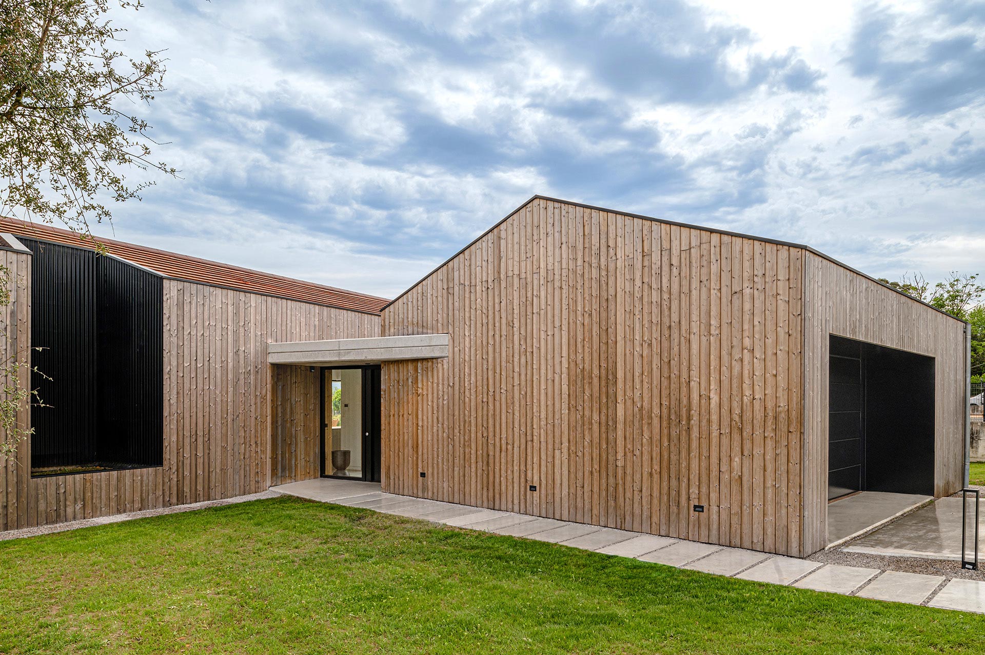 Exterior de casa pasiva diseñada por Moah Arquitectos en Suesa. Cantabria.