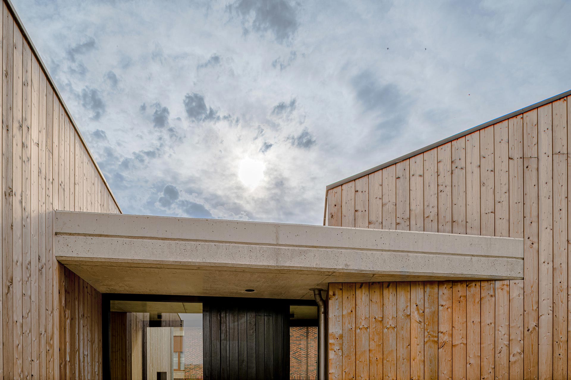 Detalle de hormigón y madera de casa de diseño diseñada por Moah Arquitectos en Suesa. Cantabria.