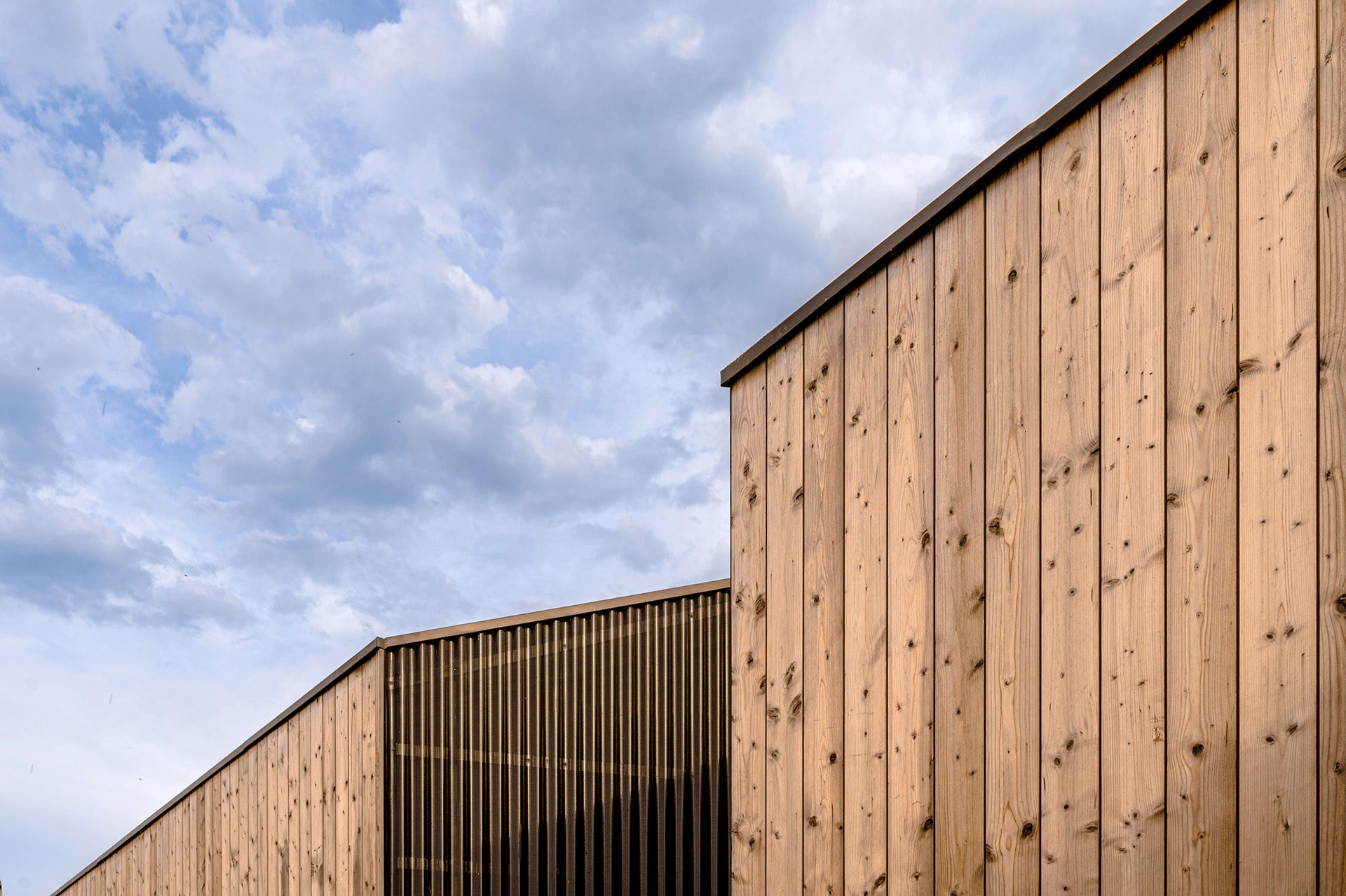Detalle de fachada de casa de diseño diseñada por Moah Arquitectos en Suesa. Cantabria.