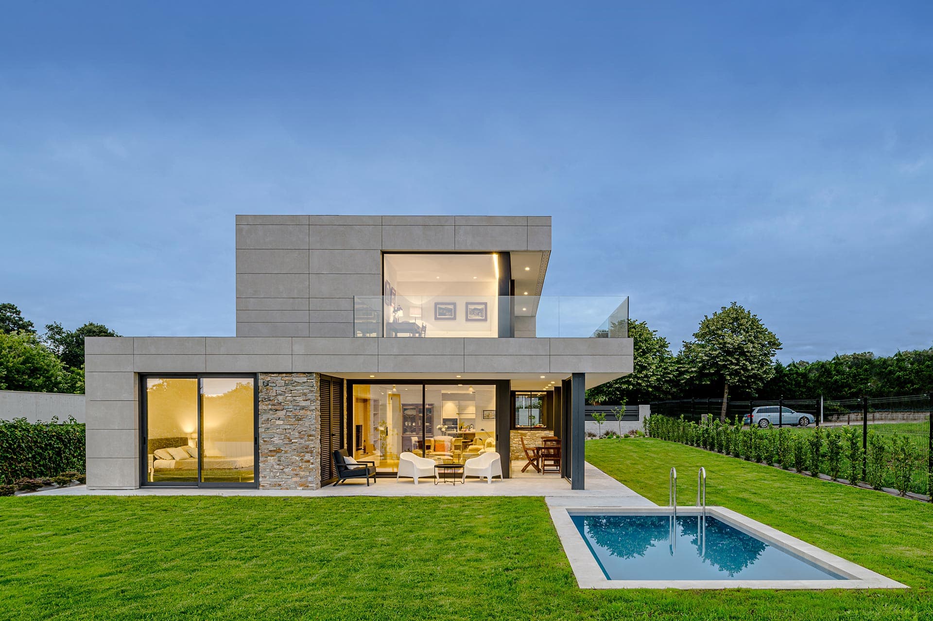 Casa de diseño con piscina y grandes cristaleras diseñada por Moah Arquitectos en Somo. Cantabria