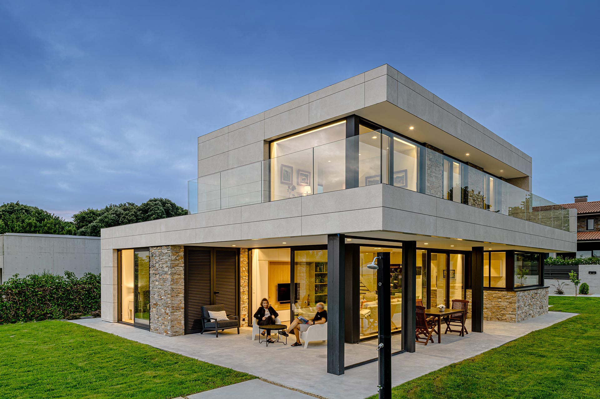 Casa moderna con gran porche y grandes cristaleras diseñada por Moah Arquitectos en Somo. Cantabria