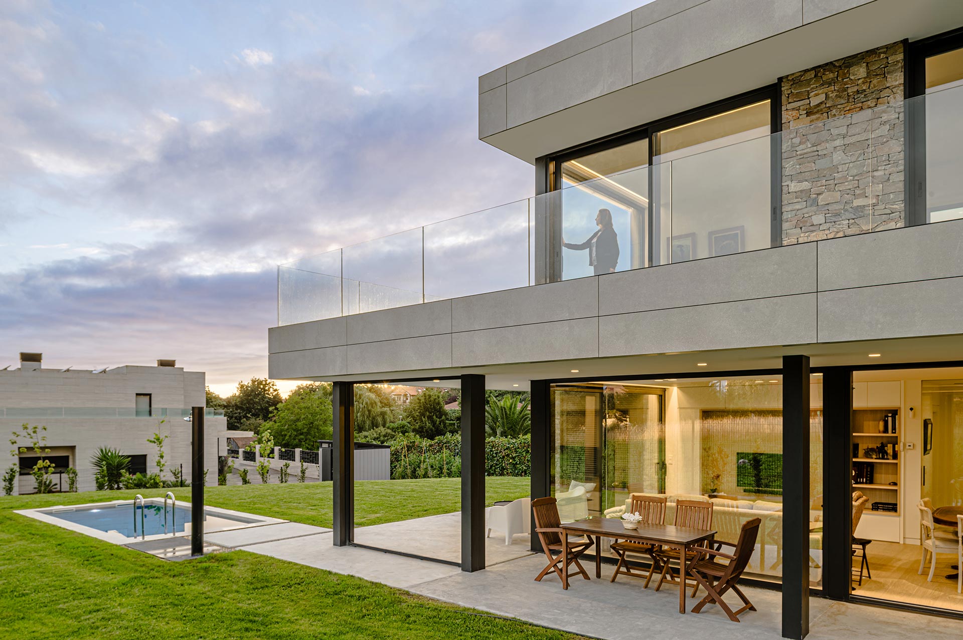 Porche de casa moderna y piscina diseñada por Moah Arquitectos en Somo. Cantabria