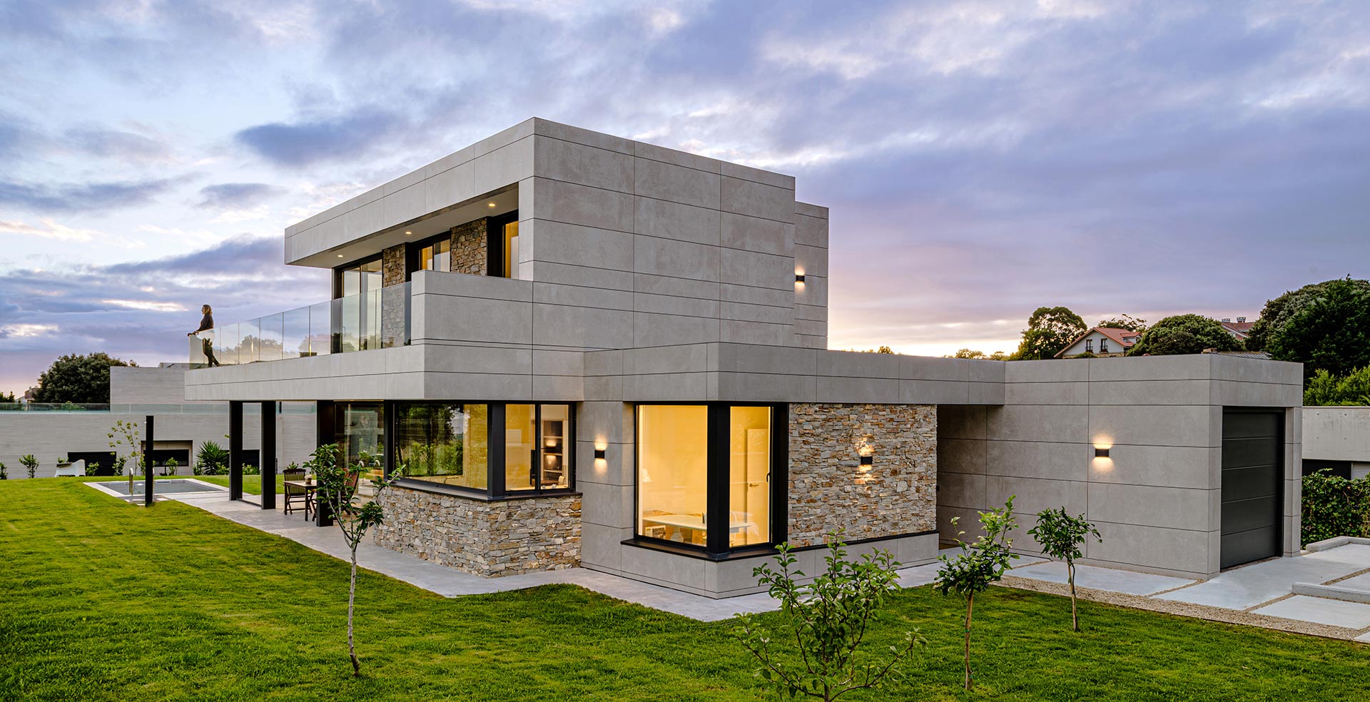 Casa moderna de fachada ventilada y grandes cristaleras diseñada por Moah Arquitectos en Somo. Cantabria