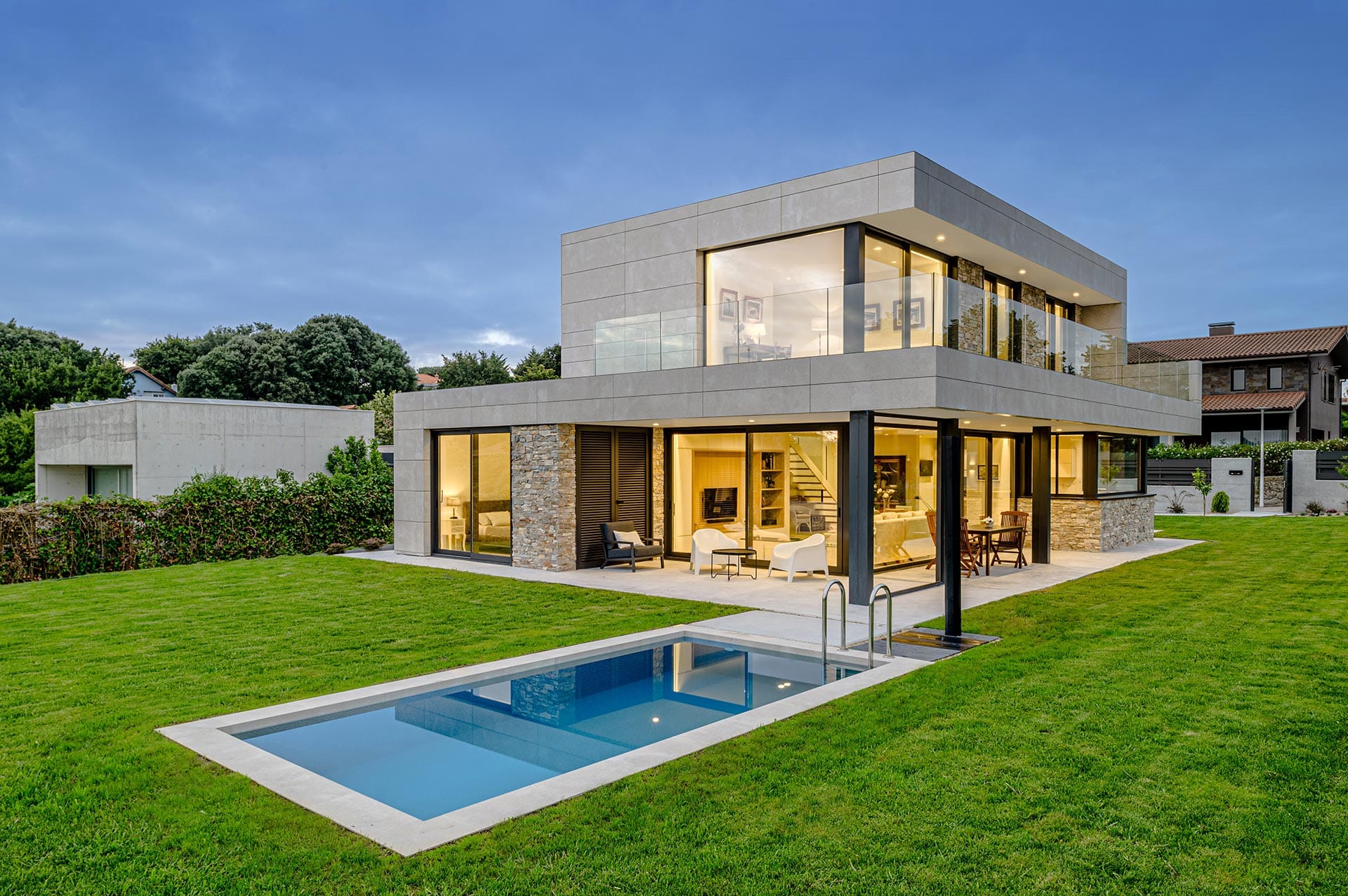 Casa moderna con piscina, porche y grandes cristaleras diseñada por Moah Arquitectos en Somo. Cantabria
