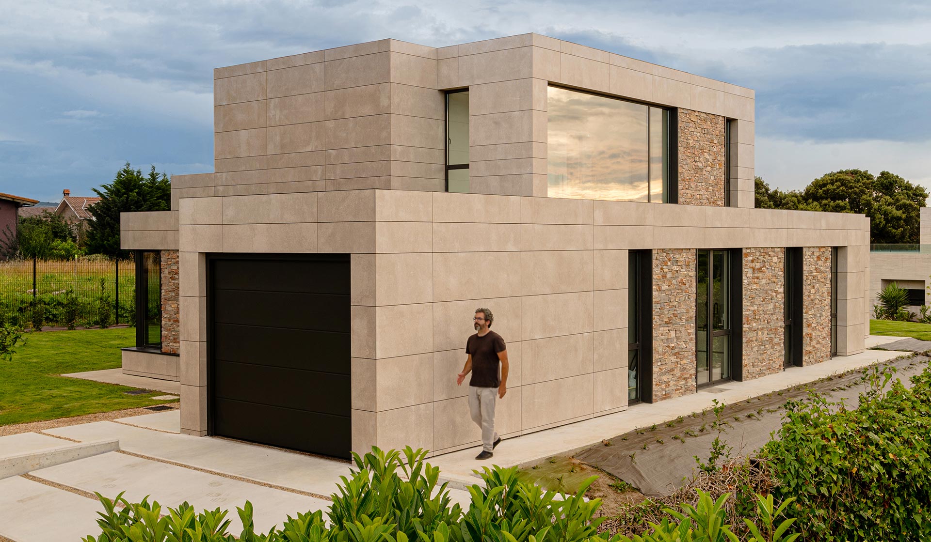 Casa moderna de fachada ventilada diseñada por Moah Arquitectos en Somo. Cantabria