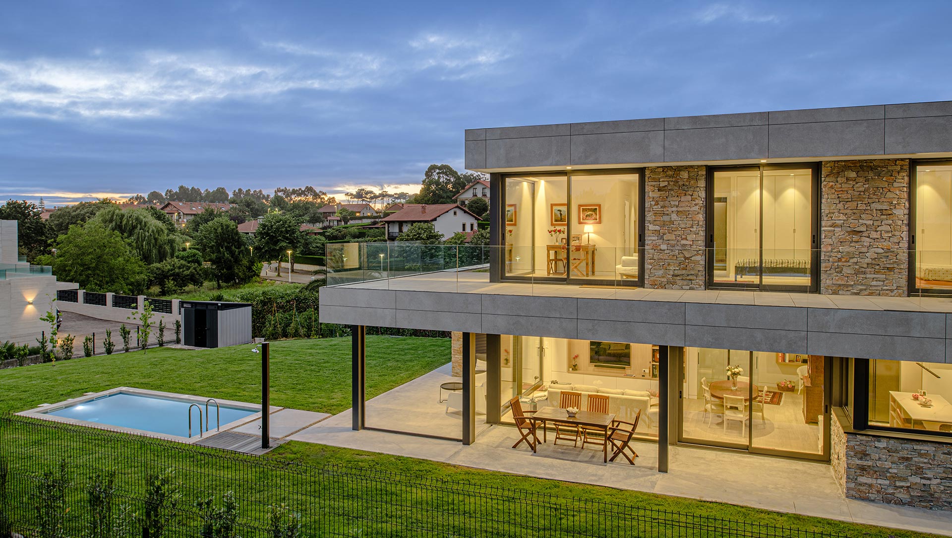 Casa moderna con piscina y grandes cristaleras diseñada por Moah Arquitectos en Somo. Cantabria
